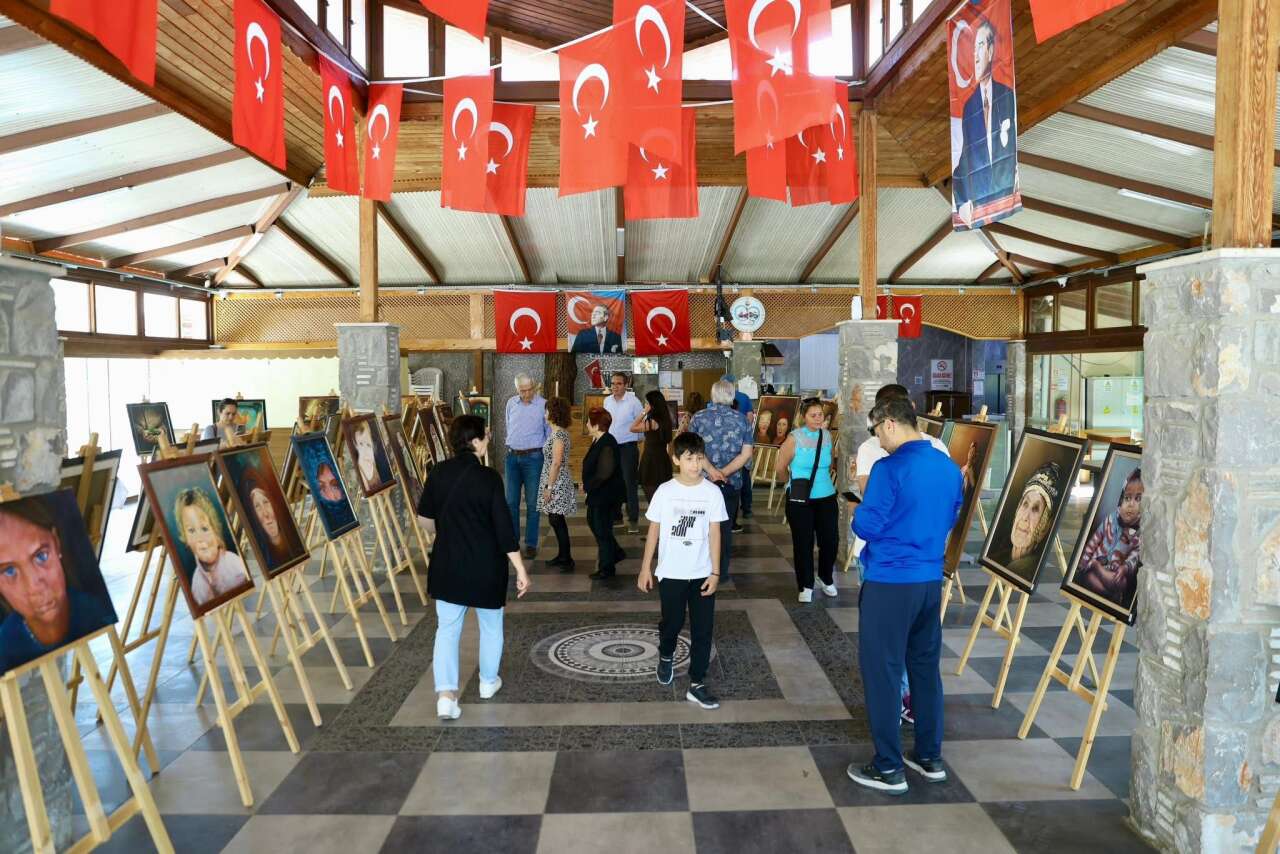 Dalaman Belediye Başkan Yardımcısı İlhan Kural, Anneler Günü’ne Özel Resim Sergisinin Açılışını Yaptı 4